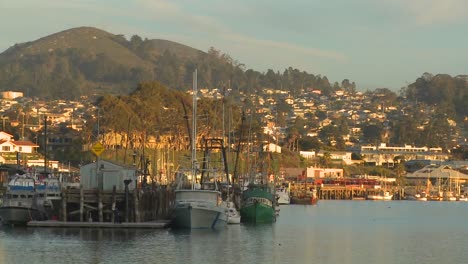 Die-Kleine-Zentralkalifornische-Stadt-Morro-Bay-Mit-Fischerbooten-Im-Hafen