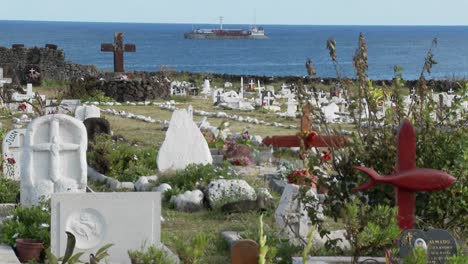Tumbas-Adornan-Un-Cementerio-Del-Mar-Del-Sur