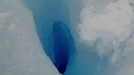 Ein-Zoom-In-Ein-Tiefblaues-Loch-In-Einem-Gletscher