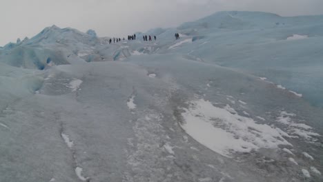Eine-Gruppe-Von-Entdeckern-überquert-Einen-Gletscher-1