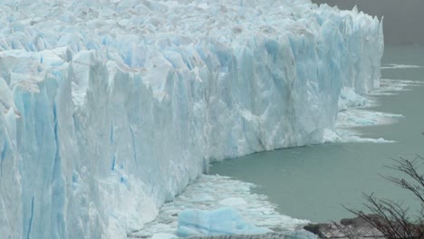 Die-Front-Eines-Gletschers-Bröckelt-Ins-Meer