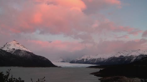 Sonnenaufgang-über-Einem-Gletscher-1