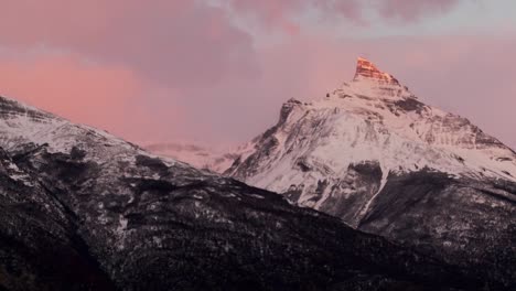 Sonnenaufgang-über-Verschneiten-Bergen-1