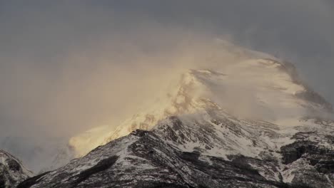 Snow-blows-off-mountain-peaks