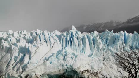 über-Die-Gipfel-Eines-Riesigen-Gletschers-Schwenken
