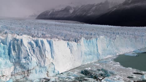 Eine-Großartige-Aufnahme-Eines-Blau-violetten-Gletschers
