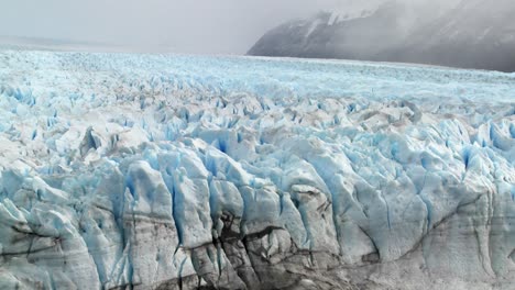 Ein-Riesiger-Arktischer-Gletscher-Mit-Eis,-Das-Sich-In-Die-Ferne-Erstreckt