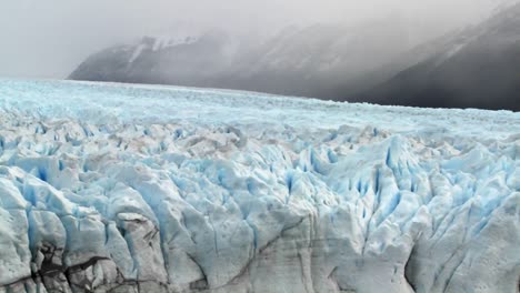 Schwenken-Sie-über-Einen-Riesigen-Arktischen-Gletscher,-Dessen-Eis-Sich-In-Die-Ferne-Erstreckt