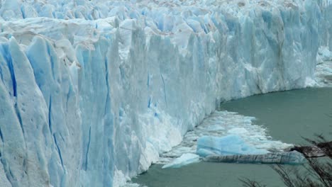 Eis-Ist-Von-Einem-Gletscher-Gekalbt
