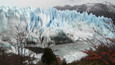 Die-Vorderseite-Eines-Massiven-Gletschers-1