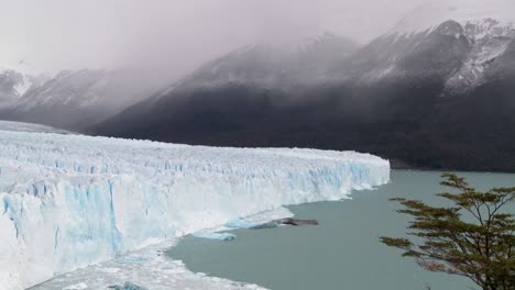 Eine-Weite-Aufnahme-Eines-Massiven-Gletschers-2