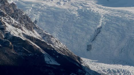 Gletscher-Schnitzen-Ein-Tiefes-Tal-In-Den-Anden-Patagonien