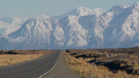 Una-Carretera-Vacía-Se-Dirige-A-La-Remota-Región-De-Los-Andes-De-La-Patagonia