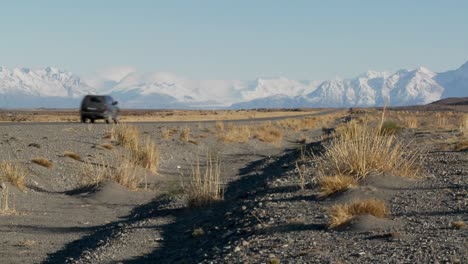 Un-Automóvil-En-Una-Carretera-Remota-Hacia-Las-Montañas-De-Los-Andes-En-La-Patagonia-Argentina-1