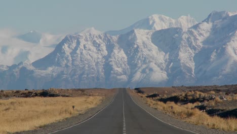 Una-Carretera-Vacía-Que-Se-Dirige-A-Las-Montañas-De-Los-Andes-En-La-Rmote-Región-Argentina-De-La-Patagonia