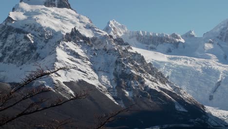 Schwenken-Sie-über-Die-Bemerkenswerte-Bergkette-Von-Fitzroy-In-Patagonien,-Argentinien-Mit-Schneebedeckten-Gletschern