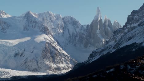 Die-Bemerkenswerte-Bergkette-Von-Fitzroy-In-Patagonien-Argentinien-Mit-Schneebedeckten-Gletschern