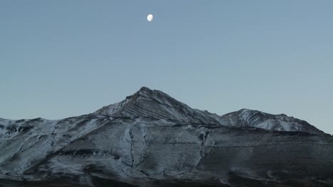 Una-Luna-Llena-Se-Eleva-Sobre-Las-Montañas-De-Los-Andes-En-La-Patagonia
