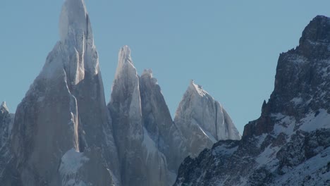 La-Notable-Cordillera-De-Fitzroy-En-La-Patagonia-Argentina-Con-Glaciares-Cubiertos-De-Nieve-2