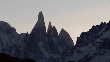 Die-Bemerkenswerte-Bergkette-Von-Fitzroy-In-Patagonien-Argentinien-Mit-Schneebedeckten-Gletschern-In-Der-Abenddämmerung
