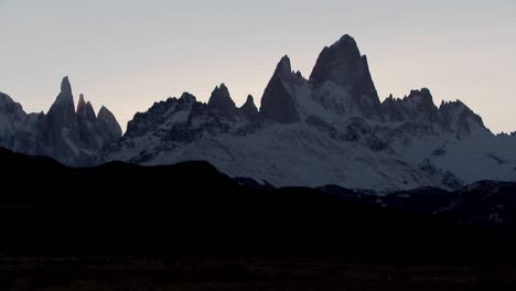 La-Notable-Cordillera-De-Fitzroy-En-La-Patagonia-Argentina-Al-Atardecer