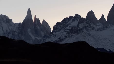 Die-Bemerkenswerte-Bergkette-Von-Fitzroy-In-Patagonien-Argentinien-In-Der-Dämmerung-1
