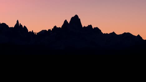 Die-Bemerkenswerte-Bergkette-Von-Fitzroy-In-Patagonien-Argentinien-Silhouette-In-Der-Abenddämmerung