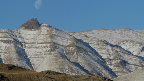 Una-Luna-Llena-Se-Eleva-Sobre-Las-Montañas-De-Los-Andes-En-La-Patagonia-2