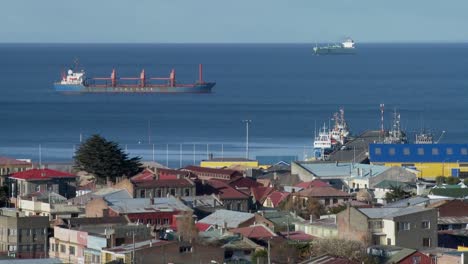 Ein-Blick-über-Den-Hafen-Und-Die-Frachtschiffe-In-Der-Südchilenischen-Stadt-Punta-Arenas