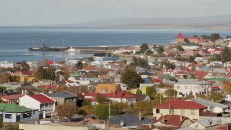 Ein-Blick-über-Den-Hafen-Und-Die-Frachtschiffe-In-Der-Südchilenischen-Stadt-Punta-Arenas-1