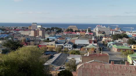 Ein-Kameraschwenk-über-Die-Innenstadt-Von-Punta-Arenas-Im-Südlichen-Teil-Von-Chile