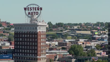 Das-Westliche-Autogebäude-Ist-Ein-Beliebtes-Wahrzeichen-Von-Kansas-City