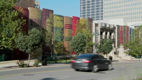 Die-Fassade-Eines-Parkhauses-In-Kansas-City-An-Der-Bibliothek-Ist-Als-Bücher-Getarnt