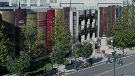 The-facade-of-a-Kansas-City-parking-structure-at-the-library-is-disguised-as-books-1