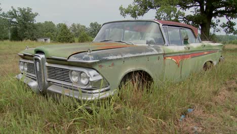 Ein-Alter-Ford-Edsel-Sitzt-Auf-Einem-Feld-5