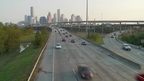 Autos-Bewegen-Sich-Entlang-Einer-Autobahn-In-Der-Nähe-Von-Houston,-Texas