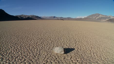 The-mysterious-rocks-which-race-across-the-dry-lakebed-known-as-the-Racetrack-in-Death-Valley-8