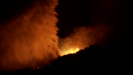 Feuerwehrleute-Bekämpfen-Nachts-Einen-Wütenden-Waldbrand-In-Kalifornien,-Indem-Sie-Einen-Wassertropfen-Aus-Einem-Lufttanker-Durchführen-1