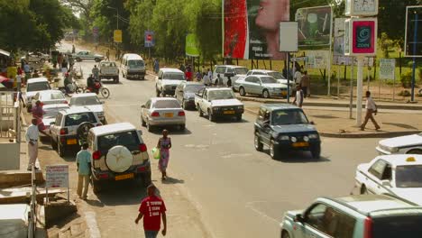 Arusha-Tansania-Mit-Fahrzeugverkehr-Auf-Den-Straßen