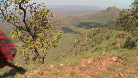 Un-Guerrero-Masai-Camina-Por-El-Borde-Del-Mundo-En-El-Norte-De-Kenia