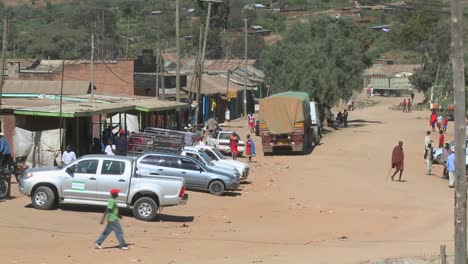 Una-Vista-Alta-De-Maralal,-Una-Ciudad-Del-Norte-De-Kenia-Con-Caminos-De-Tierra-1