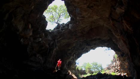 Ein-Massai-Krieger-Steht-In-Einer-Tiefen-Höhle-In-Kenia