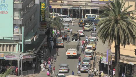 Crowds-and-traffic-on-the-streets-of-Nairobi-Kenya