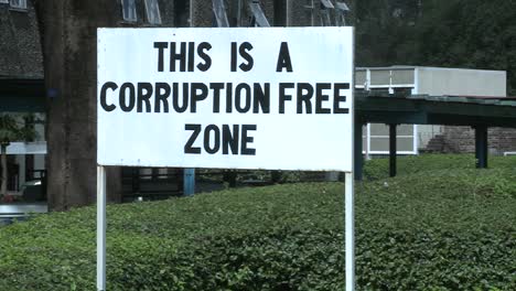 Ein-Schild-An-Der-Universität-Von-Nairobi-In-Kenia-Verkündet-Eine-Korruptionsfreie-Zone