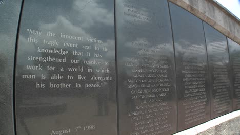 Namen-Auf-Dem-Denkmal-Zu-Ehren-Der-Opfer-Des-Bombenanschlags-Auf-Die-US-Botschaft-Von-1998-In-Nairobi,-Kenia