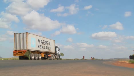 Un-Camión-Maersk-Sealand-Se-Encuentra-Junto-A-Una-Autopista-En-La-Zona-Rural-De-Kenia