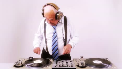 Abuelo-DJ-a-los-19