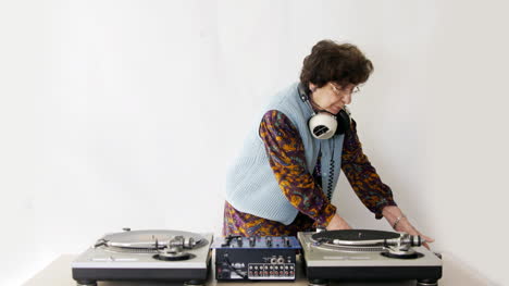 Granny-DJ-00