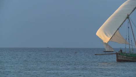 Ein-Dhau-Piratenschiff-Fährt-An-Der-Küste-Von-Sansibar-Vorbei