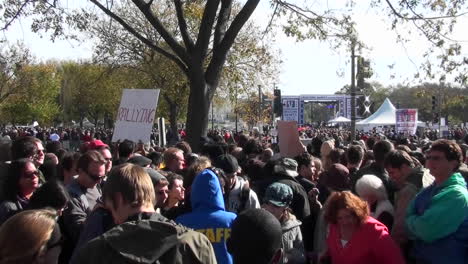 Während-Eines-Politischen-Protests-Versammeln-Sich-Große-Menschenmengen-In-Der-Washington-DC-Mall